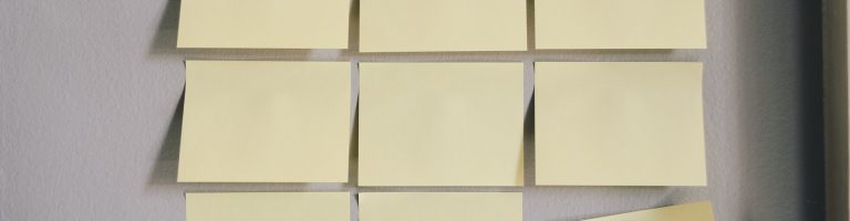 Des papiers collants Post-it pour planifier un article