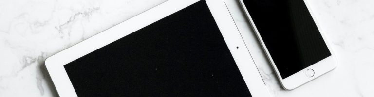 Une tablette et un téléphone