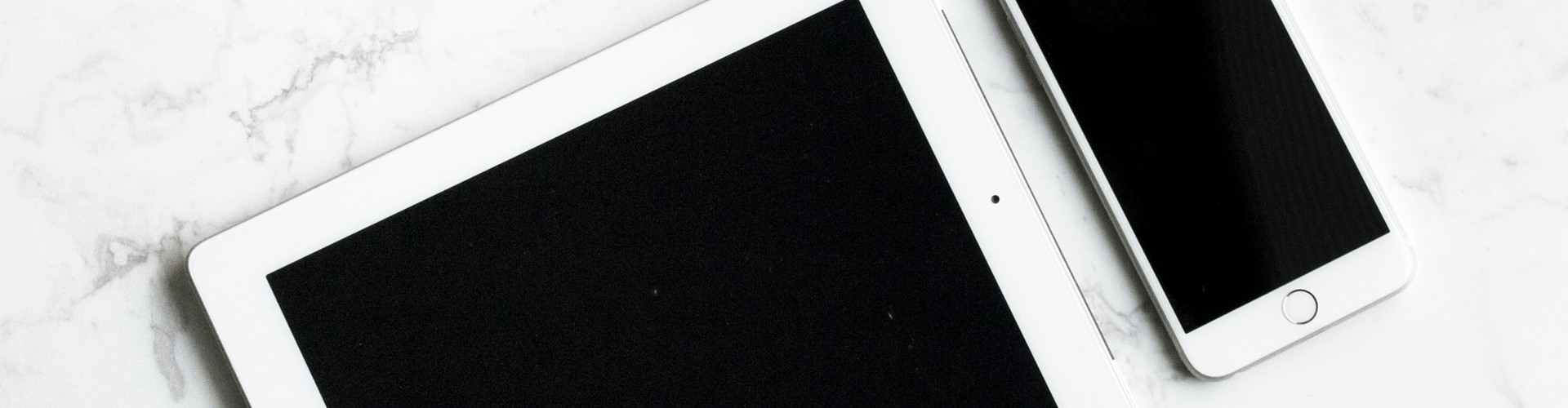 Une tablette et un téléphone