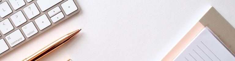 Clavier, calepin de notes et stylo bille