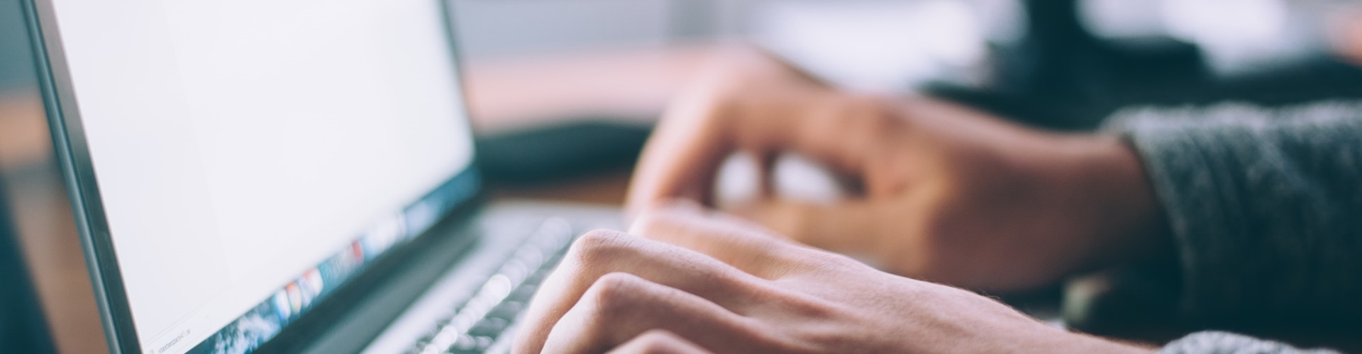 Mains sur un clavier d'ordinateur portable